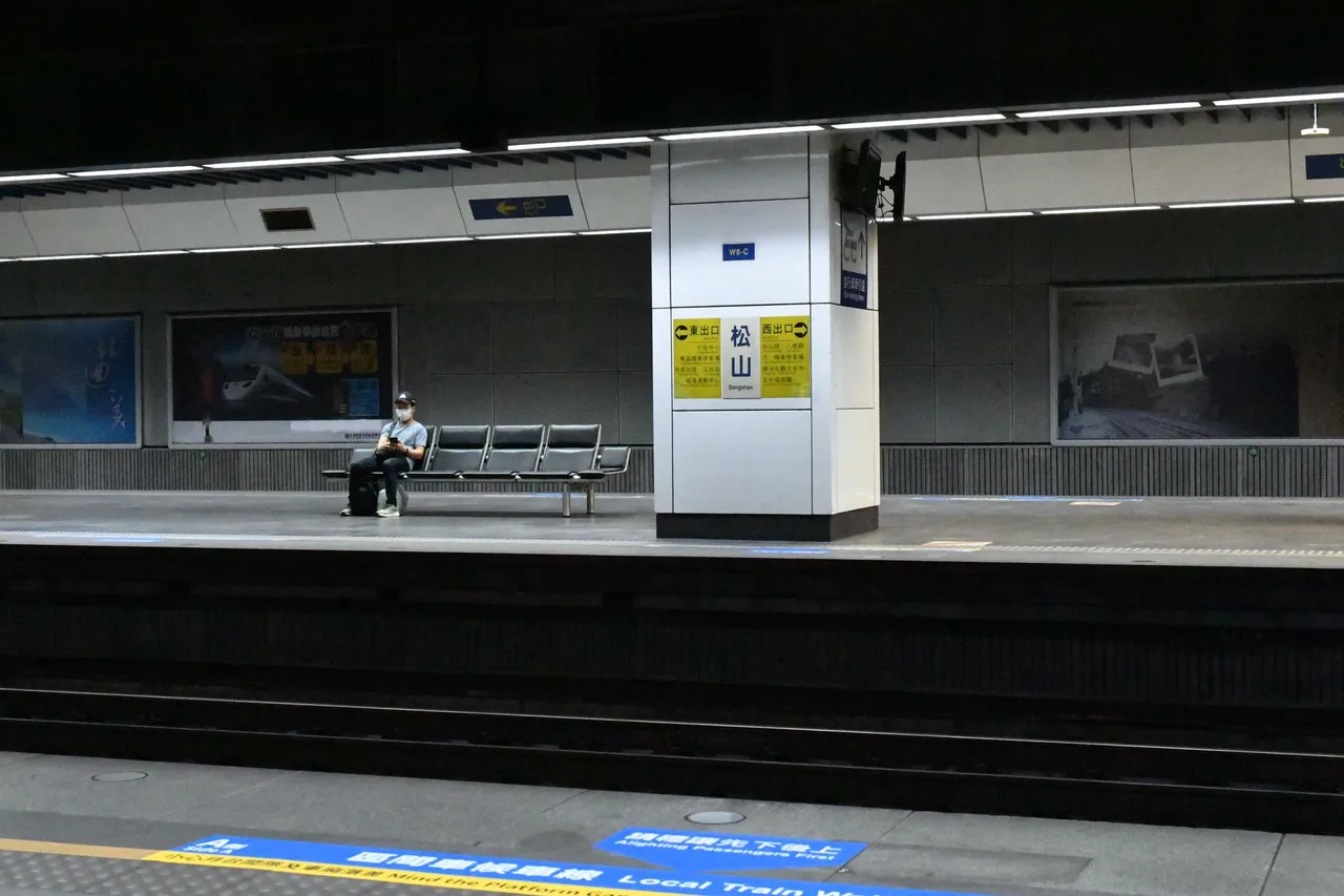 Seoul subway platform with bilingual signs
