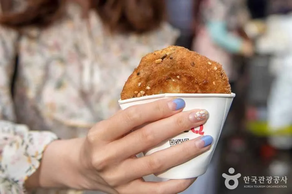 Hotteok (호떡): sweet filled pancakes