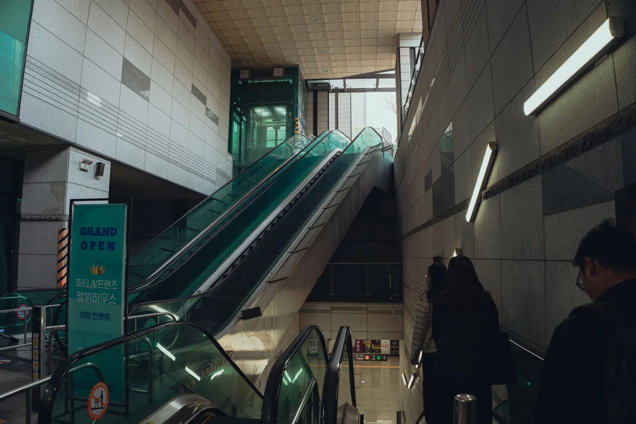 Seoul subway station signs in Hangeul