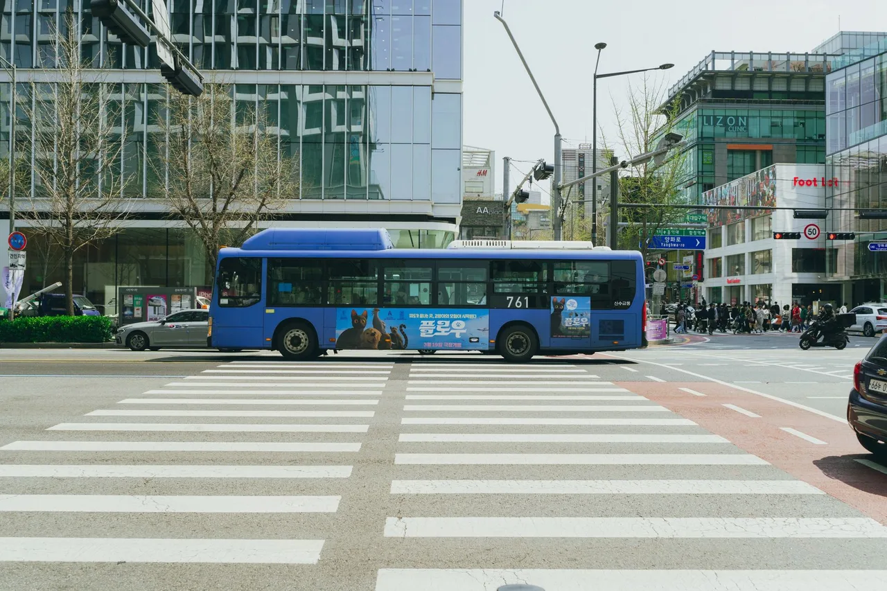 A blue Seoul city bus