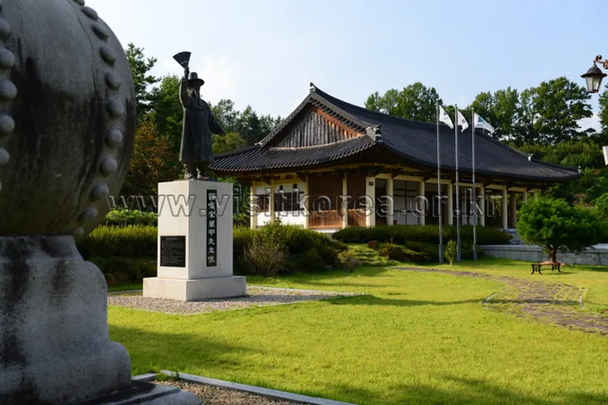 Korean traditional pansori singer and drummer performing